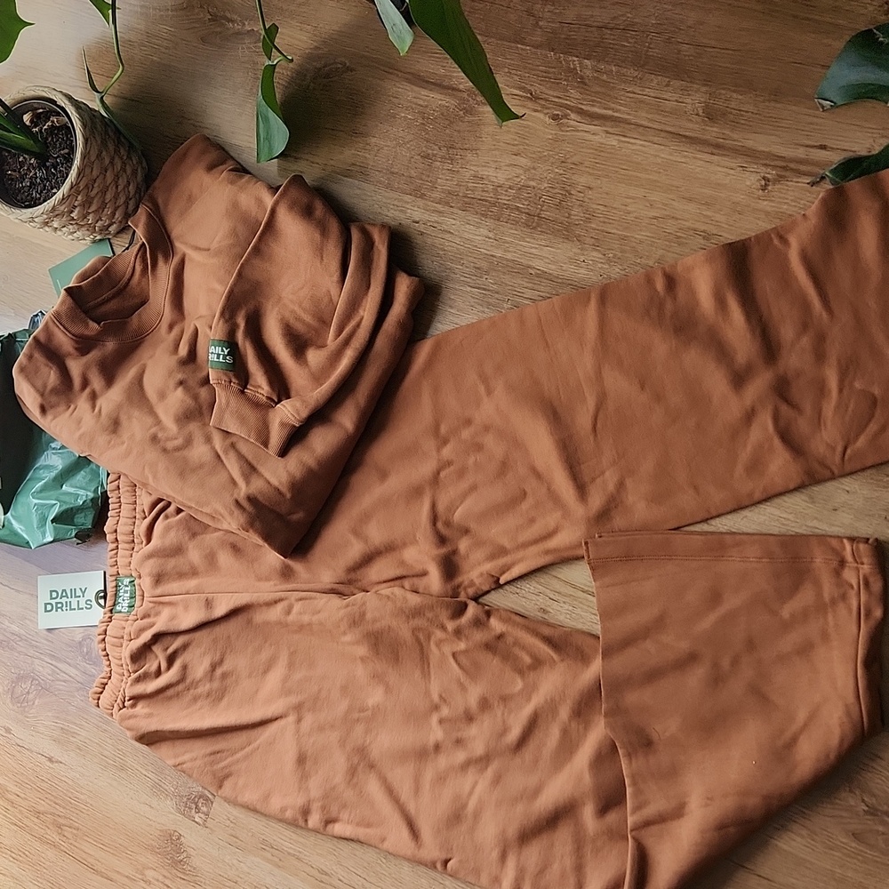 NWT Daily Drills Fleece Set: Oversized Crew And Pants Both XS/S Mousse Color